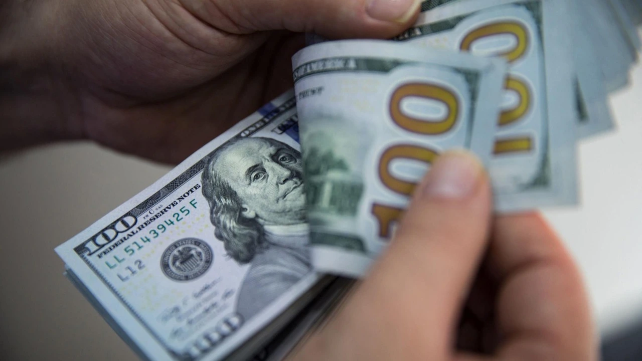 استقرار الدولار في ظل توتر الأسواق وارتفاع أسعار النفط